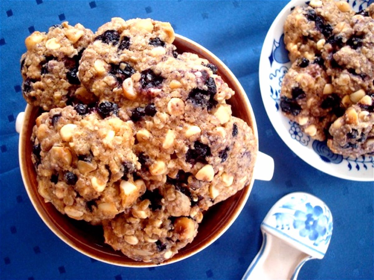 Borůvkové cookies s makadamovými ořechy a bílou čokoládou